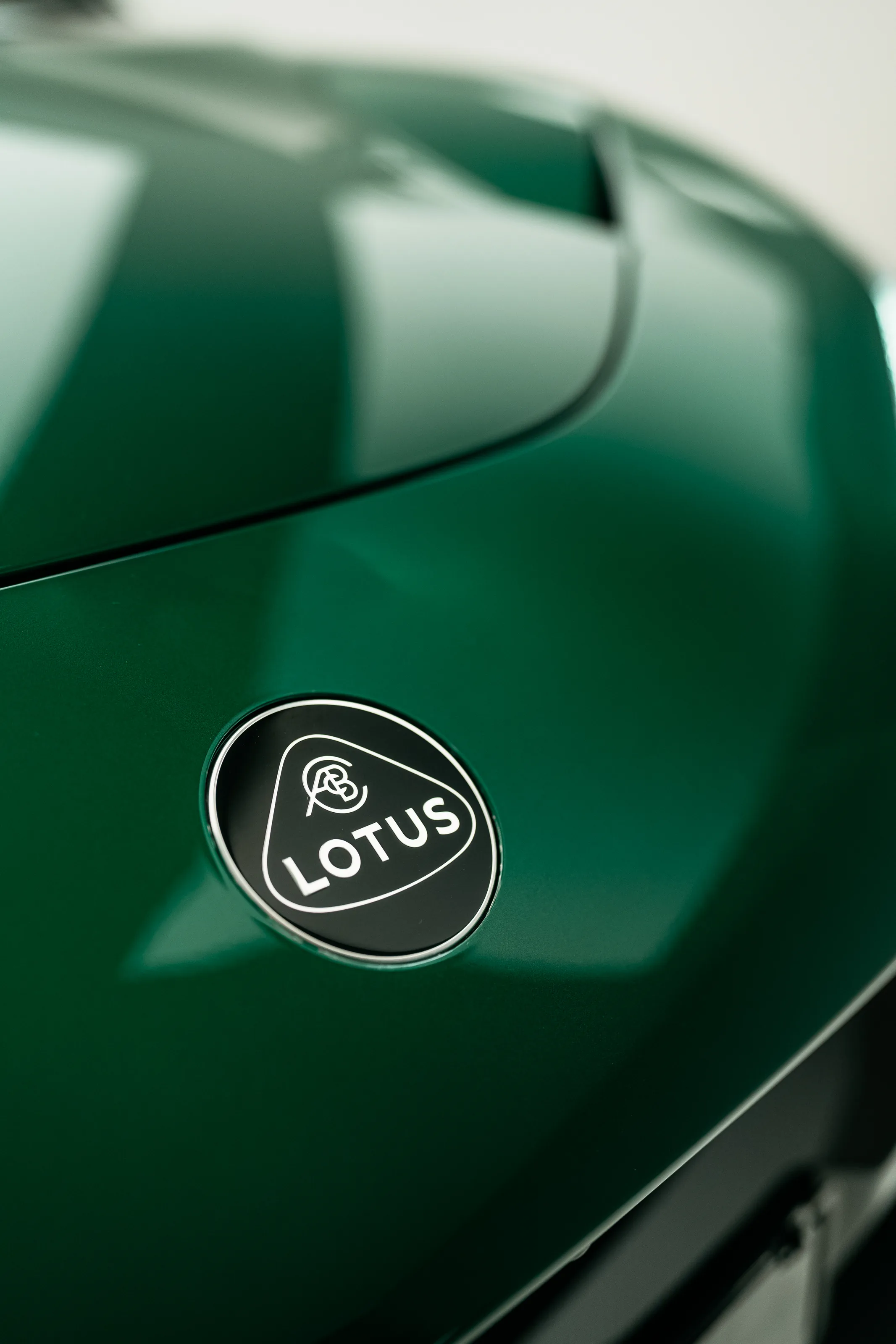 Emblema Lotus no capô verde