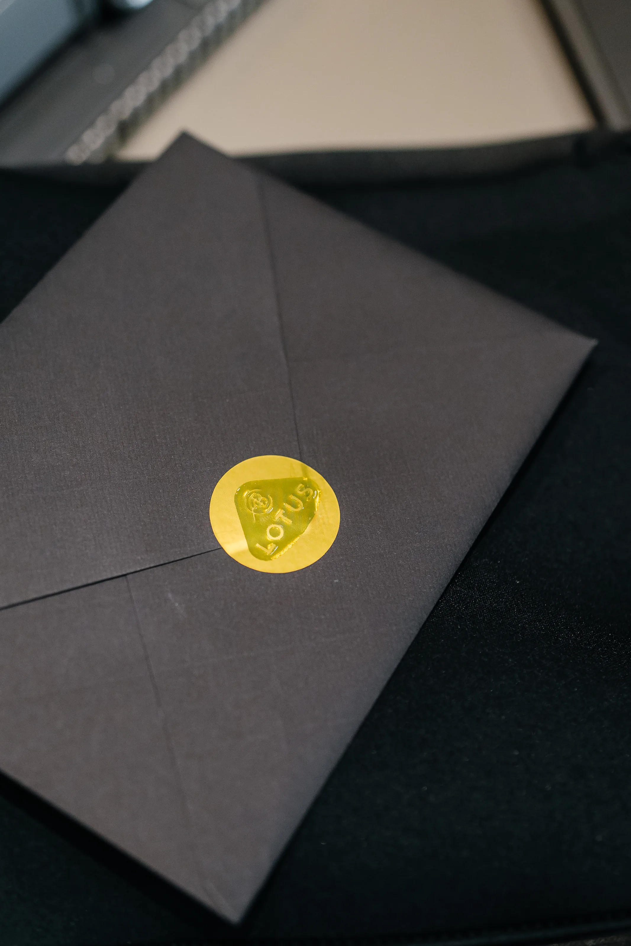 Envelope com selo amarelo Lotus