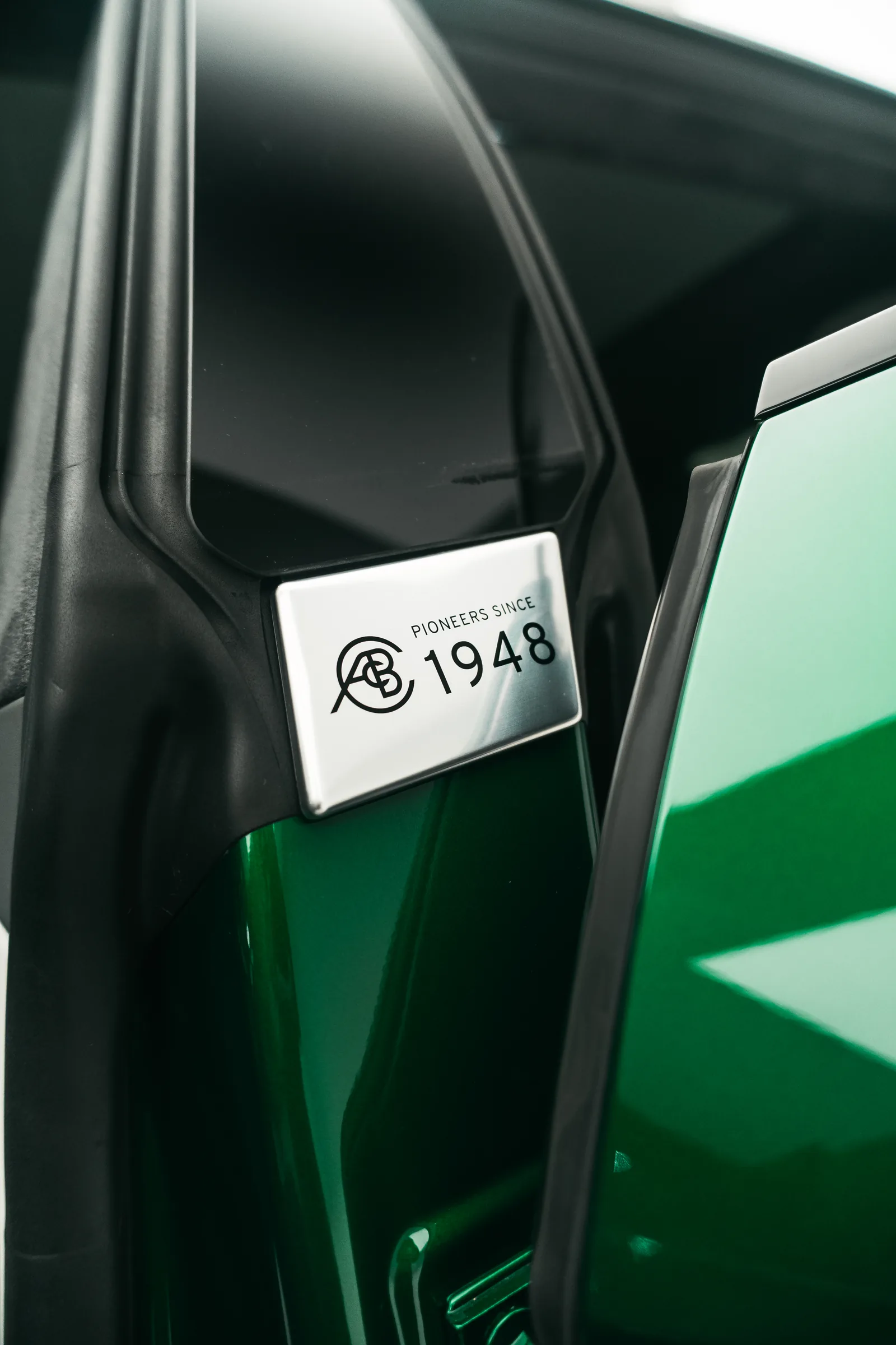 Placa Pioneers since 1948 na coluna da porta do Eletre